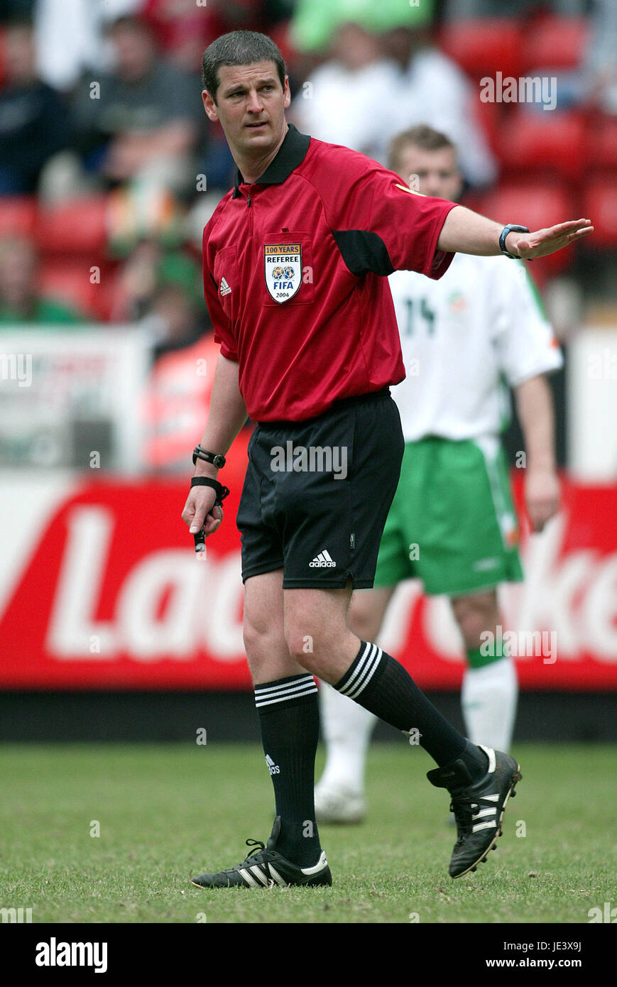 ANDY D'URSO FIFA REFEREE THE VALLEY CHARLTON ENGLAND 29 May 2004 Stock Photo