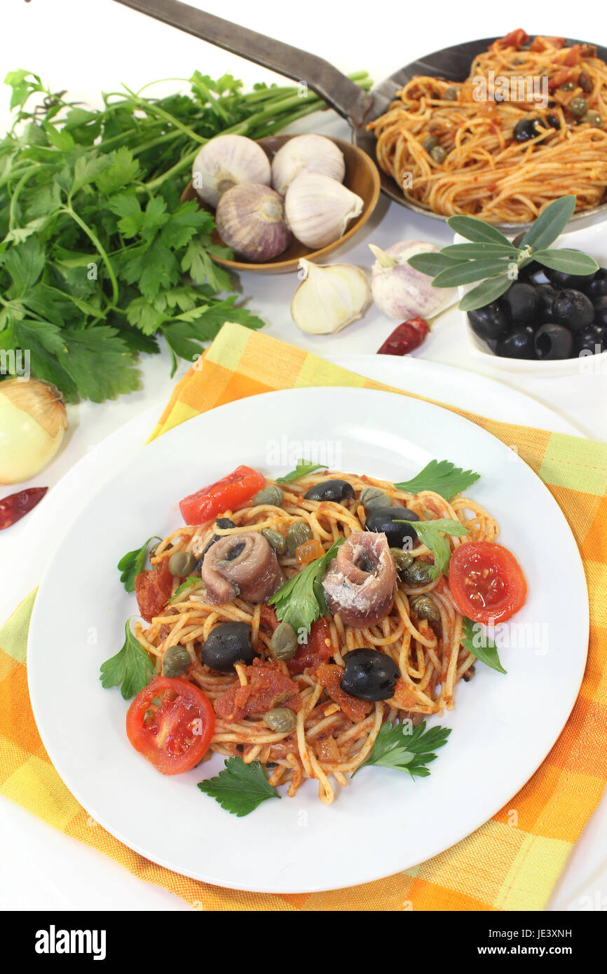 Capellini mit Tomaten, Sardellen, Kapern und Oliven Stock Photo - Alamy