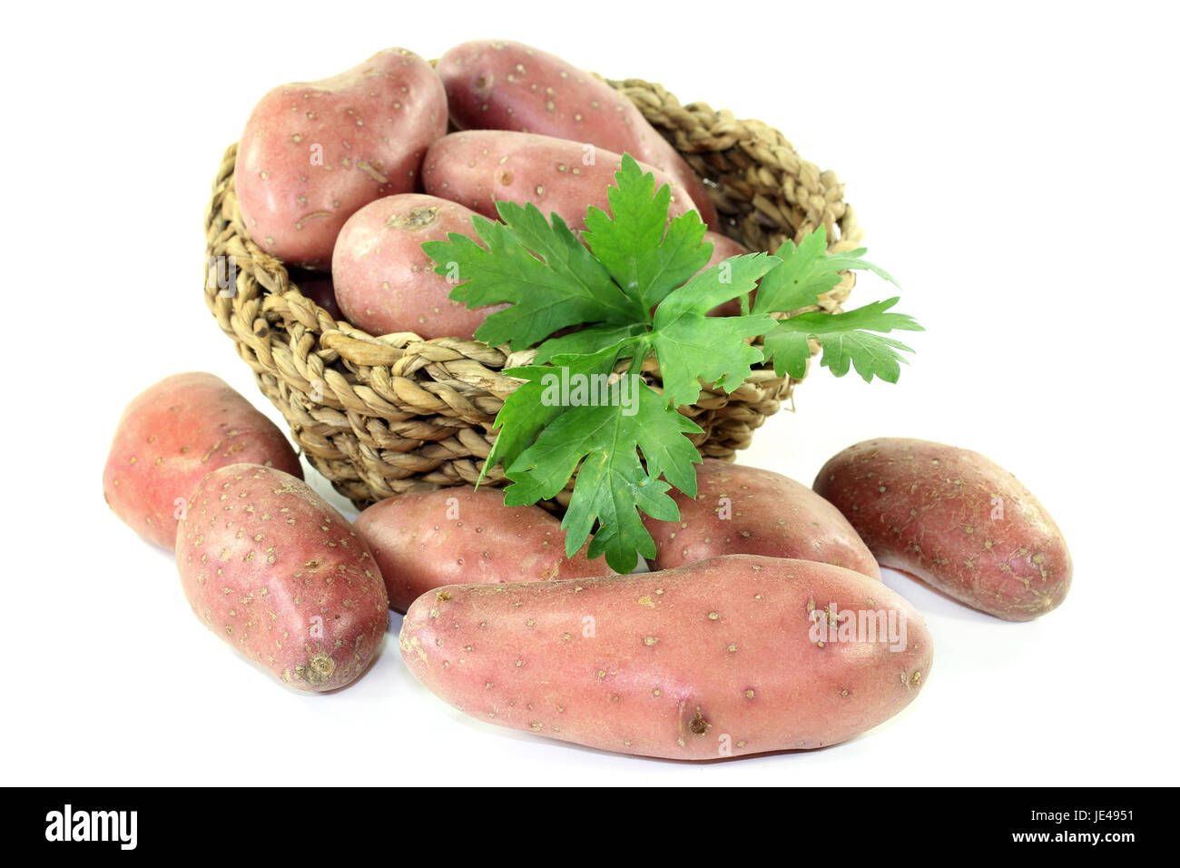 rohe, rote Kartoffeln vor weißem Hintergrund Stock Photo