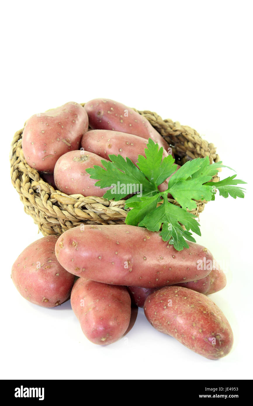 rohe, rote Kartoffeln vor weißem Hintergrund Stock Photo