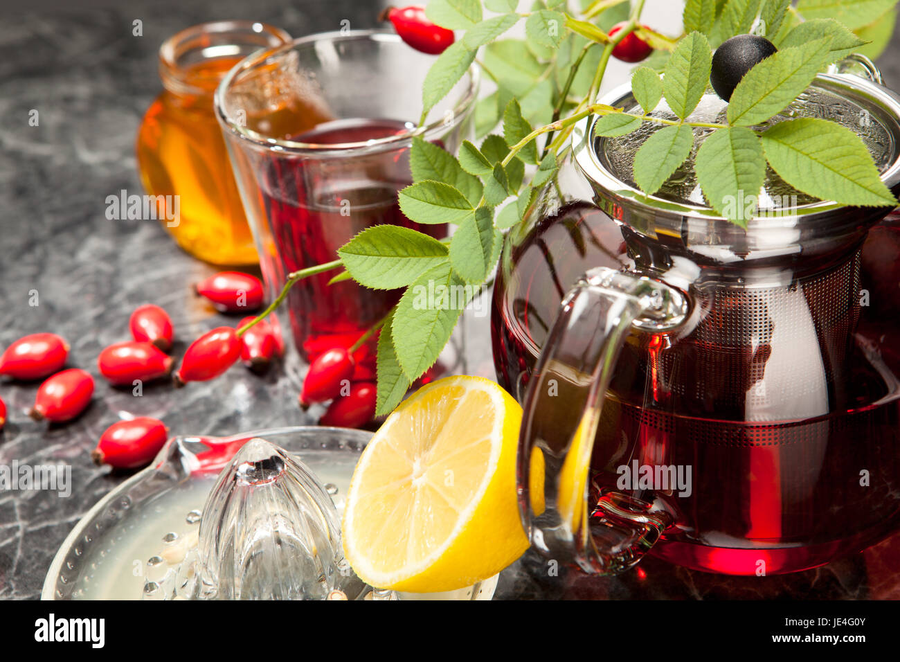 Hagebuttentee mit Honig und Zitrone im Glas Stock Photo