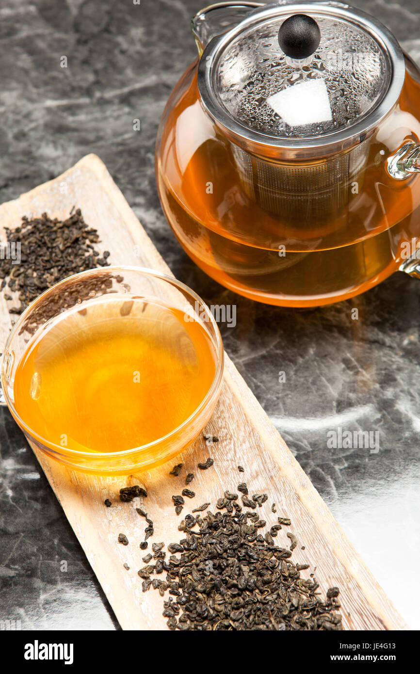 Grüner Tee Gunpowder in der Glaskanne Stock Photo