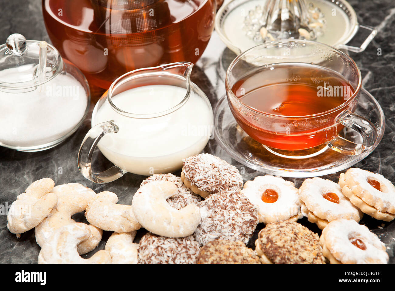 Heißer dampfender Tee mit Weihnachtskeksen Stock Photo