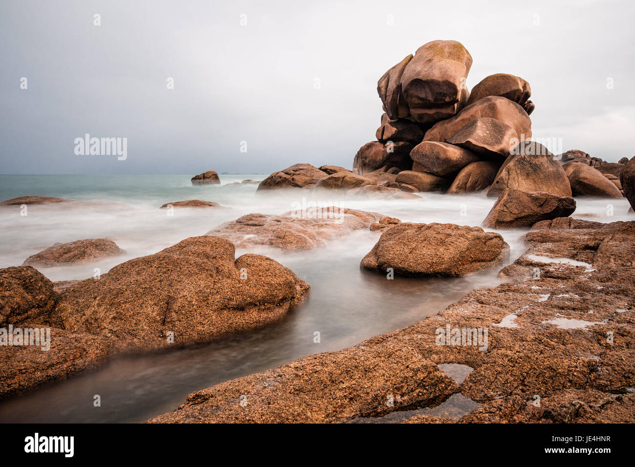 Atlantikküste in der Bretagne bei Ploumanac’h. Stock Photo