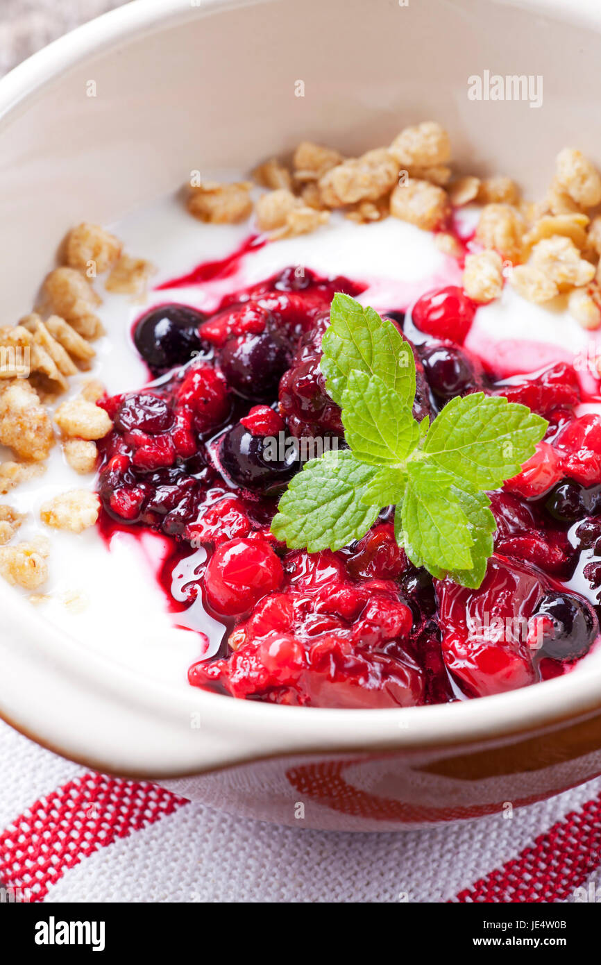 Closeup von fruhstuckszerealien mit obst und joghurt hi-res stock ...