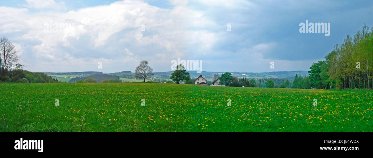 Erzgebirgspanorama in Deutschland, hügelige Landschaft und saftige Löwenzahnwiesen im Frühling Panoramic of the Erzgebirge in Germany; hilly landscape and lush meadows with dandelions in the spring Stock Photo