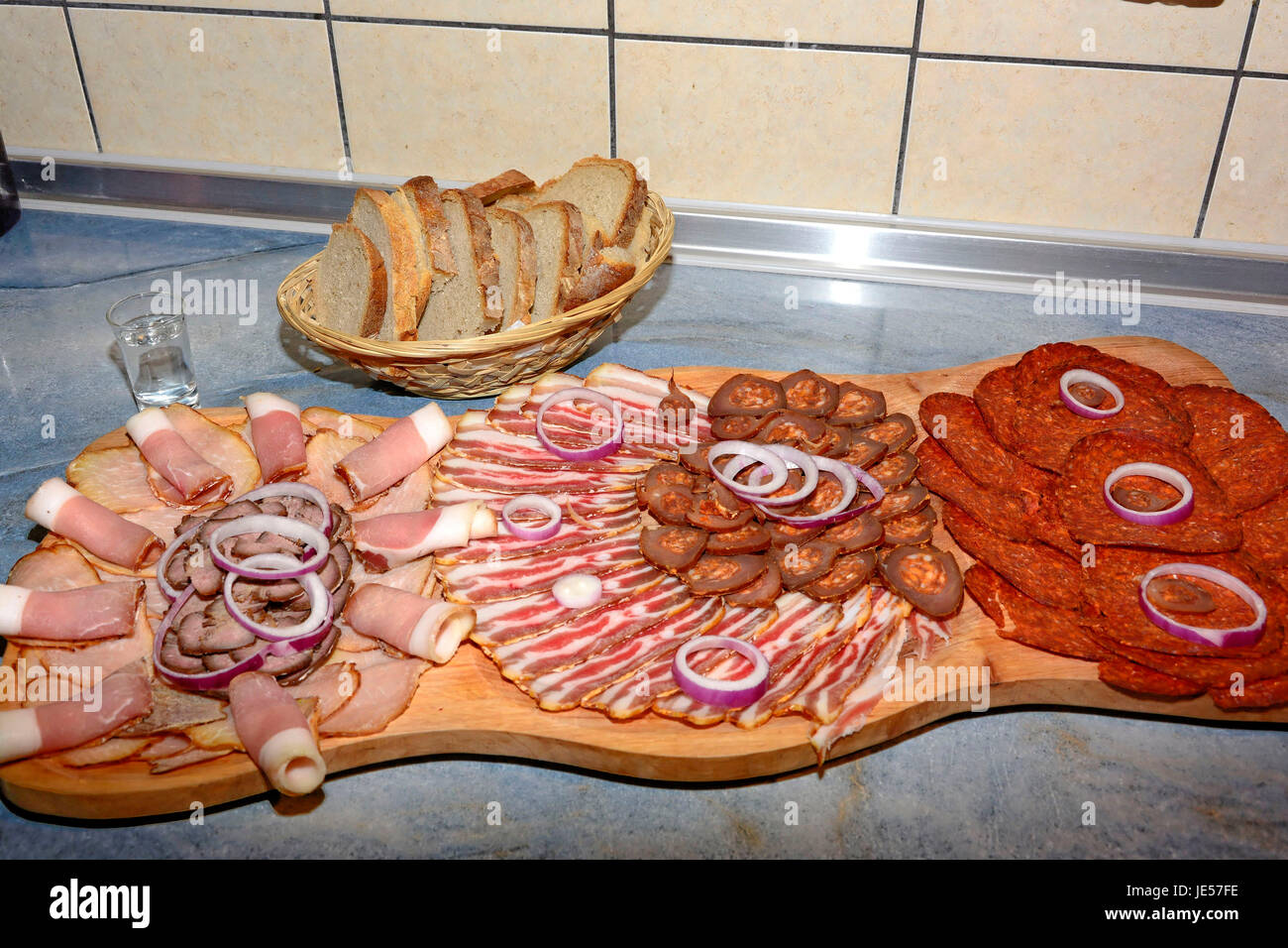 Kalte Wurst Platte auf Holzbrett Stock Photo