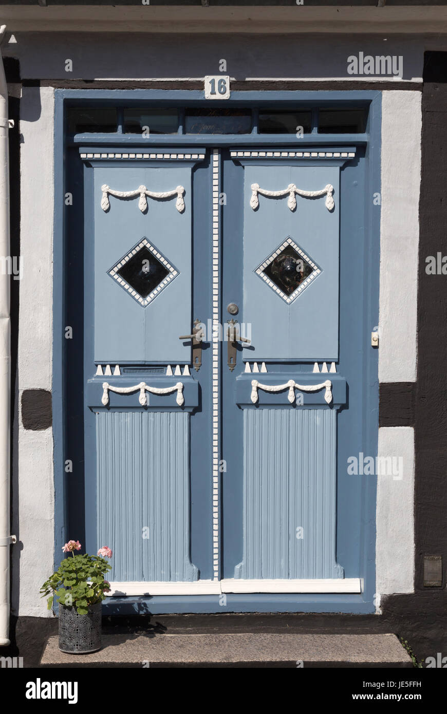 Blaue Tür mit reicher Verzierung an einem Haus in Ærøskøbing Stock Photo