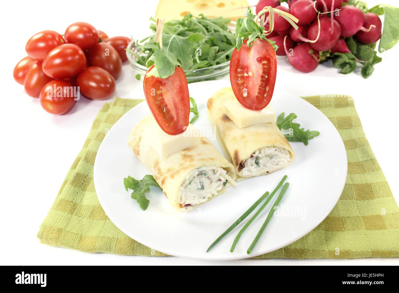 gefüllte Käse Crepe Röllchen auf hellem Hintergrund Stock Photo