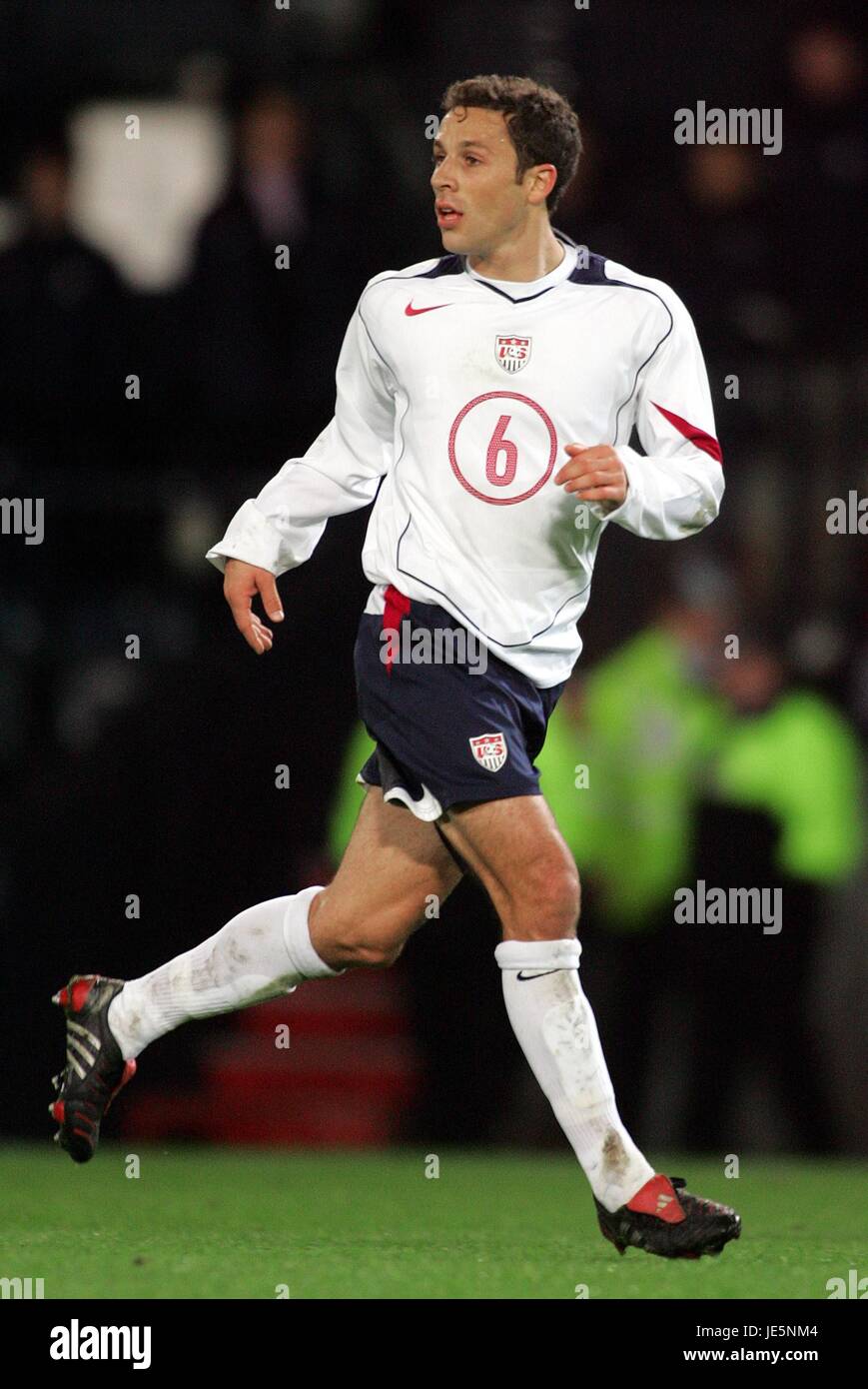 STEVE CHERUNDOLO USA & HANNOVER 96 HAMPDEN PARK GLASGOW SCOTLAND 12 November 2005 Stock Photo