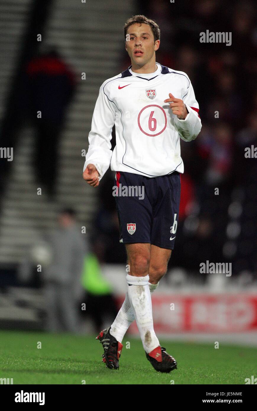 STEVE CHERUNDOLO USA & HANNOVER 96 HAMPDEN PARK GLASGOW SCOTLAND 12 November 2005 Stock Photo