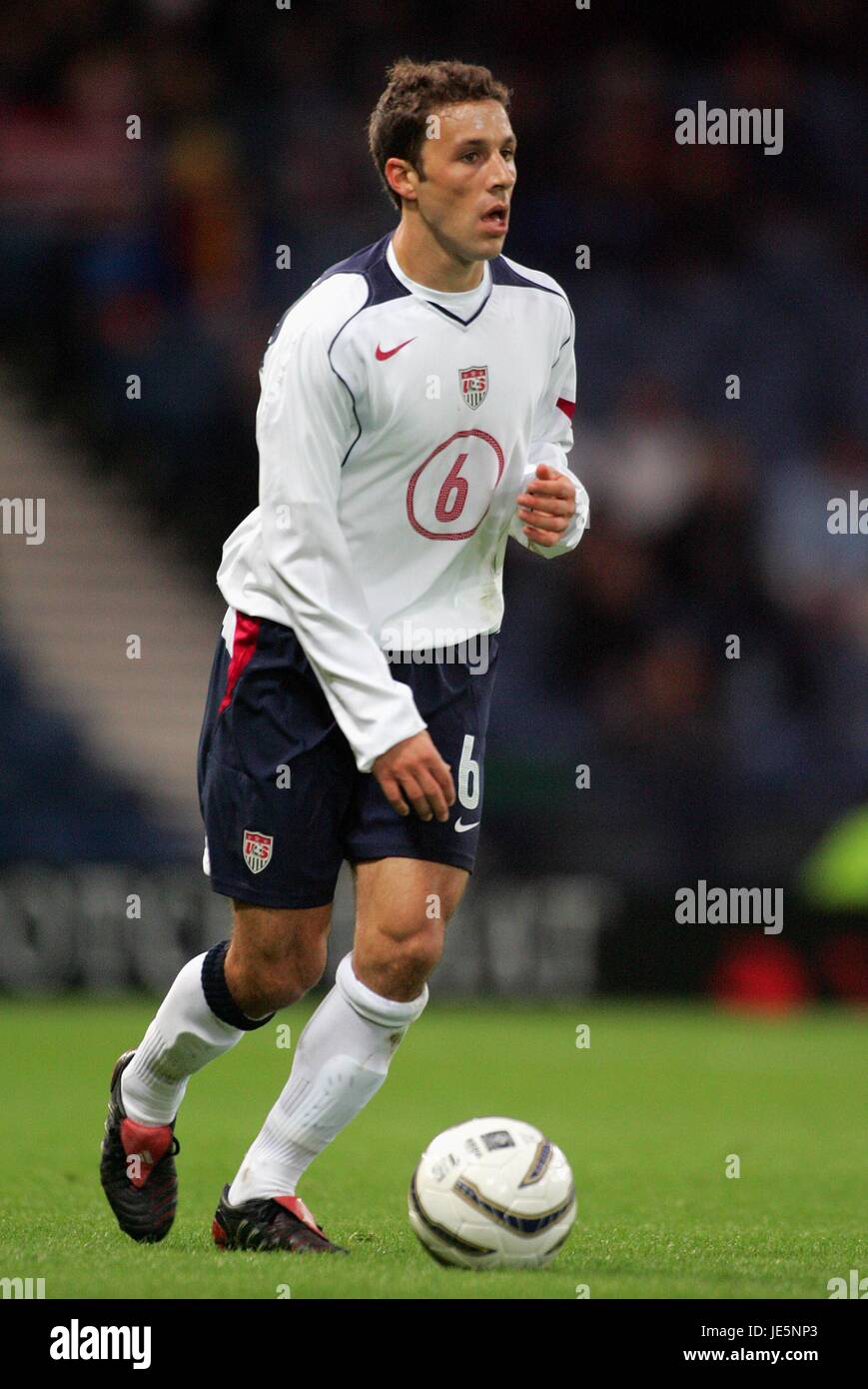 STEVE CHERUNDOLO USA & HANNOVER 96 HAMPDEN PARK GLASGOW SCOTLAND 12 November 2005 Stock Photo