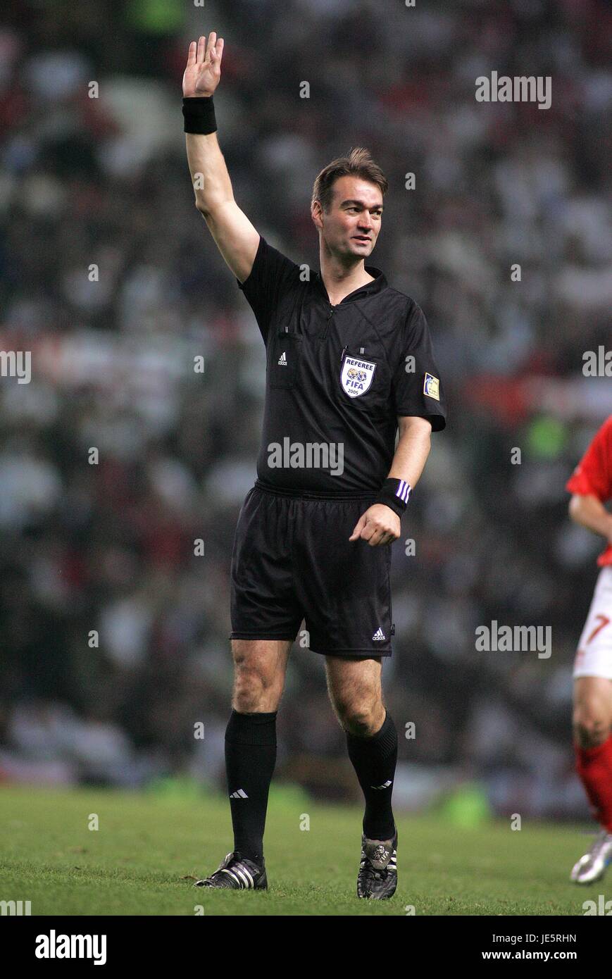 KIM MILTON NIELSON FIFA REFEREE OLD TRAFFORD MANCHESTER ENGLAND 12 October 2005 Stock Photo