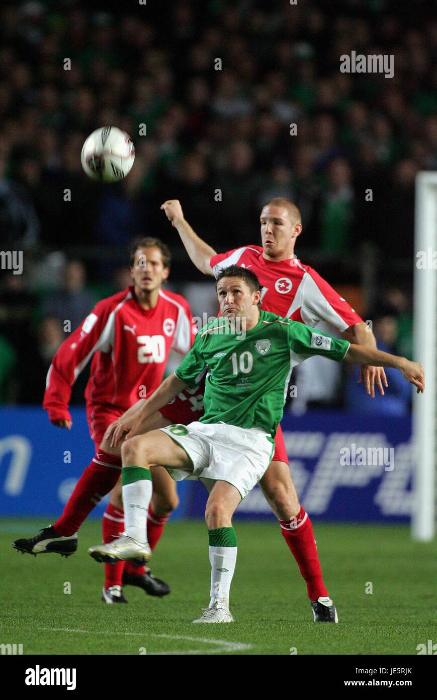 ROBBIE KEANE & PHILLIPPE SENDE REP OF IRELAND V SWITZERLAND 12 October 2005 Stock Photo