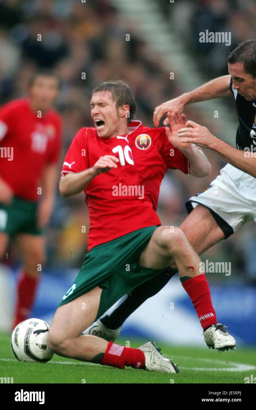 ALEXANDER HLEB & DAVID WEIR SCOTLAND V BELARUS HAMDEN PARK GLASGOW 08 October 2005 Stock Photo