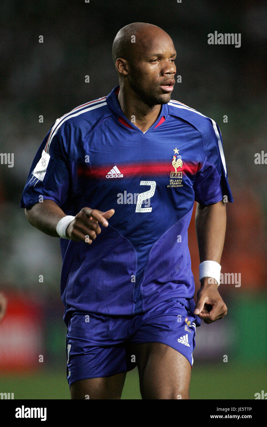 le défenseur auxerrois Jean-Alain Boumsong prend de vitesse le milieu