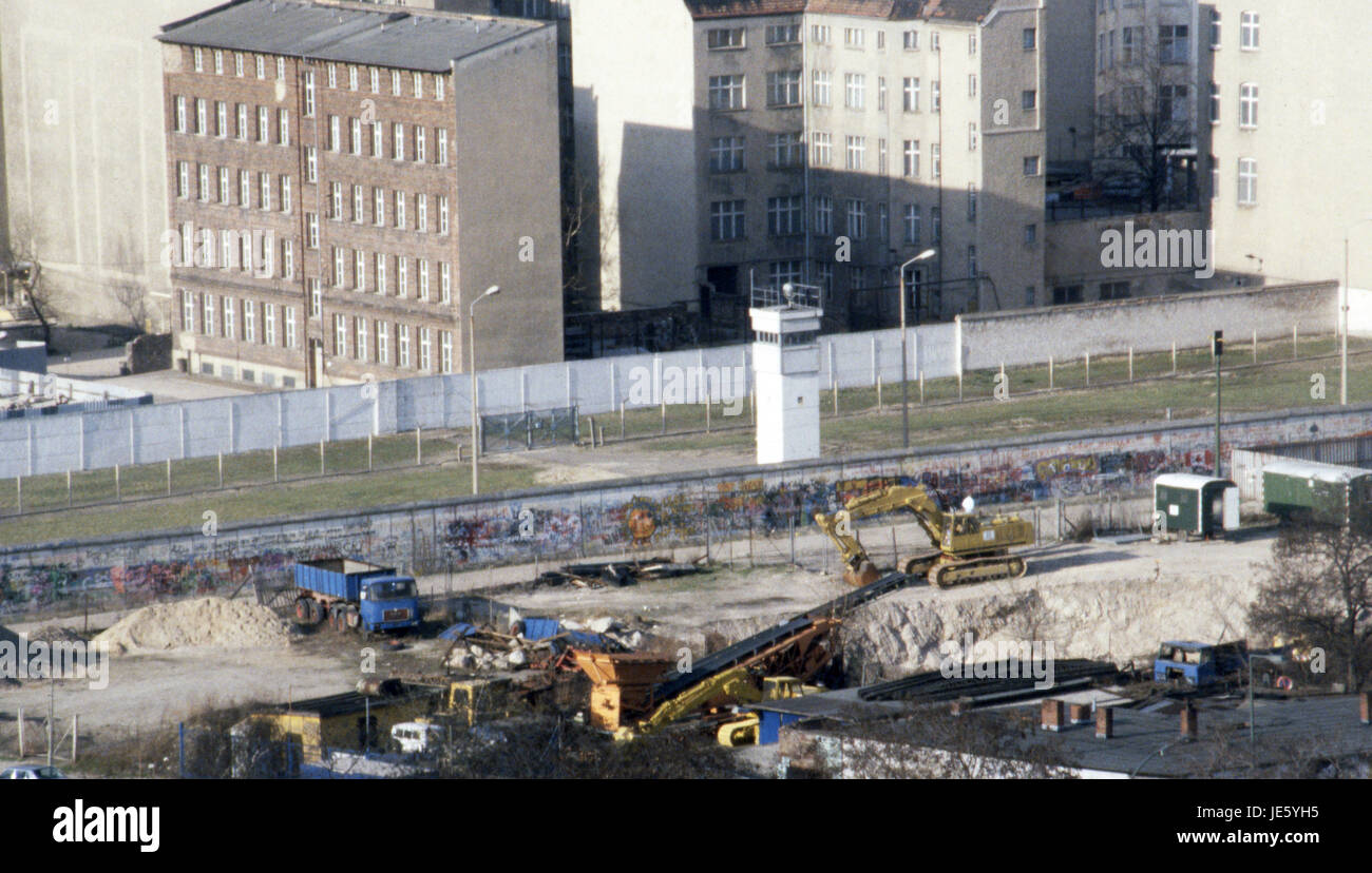 The Berlin Wall with a BT-9 watchtower from the west looking East with building work in the foreground. 1987 Stock Photo