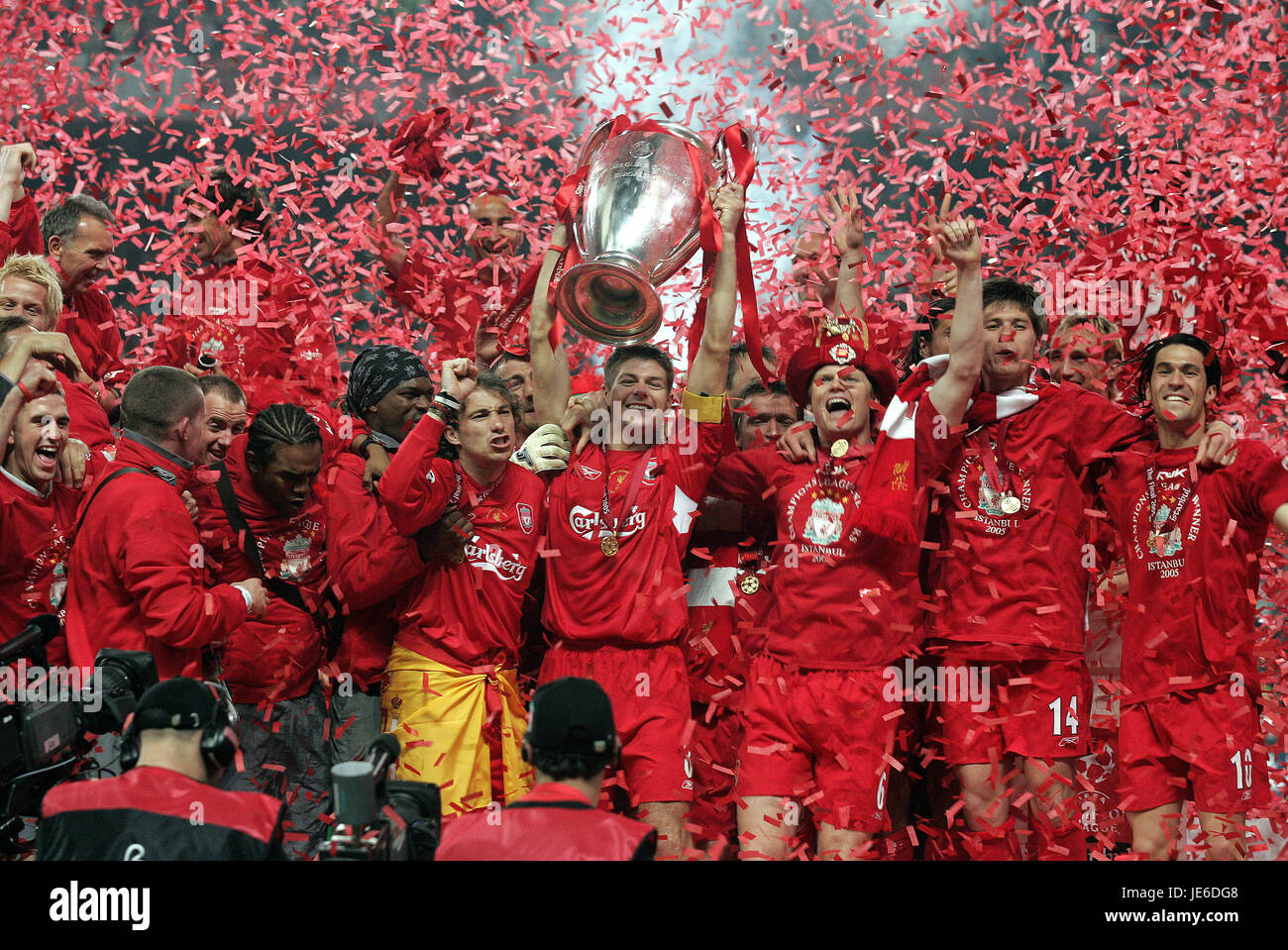 LIVERPOOL LIFT EUROPEAN CUP CHAMPIONS LEAGUE FINAL 2005 ISTANBUL TURKEY 25  May 2005 Stock Photo - Alamy