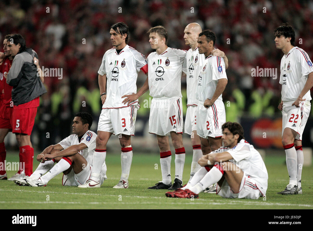 bibliotekar Væsen dragt AC MILAN TEAM AFTER LOSING CUP CHAMPIONS LEAGUE FINAL 2005 ISTAMBUL TURKEY  26 May 2005 Stock Photo - Alamy