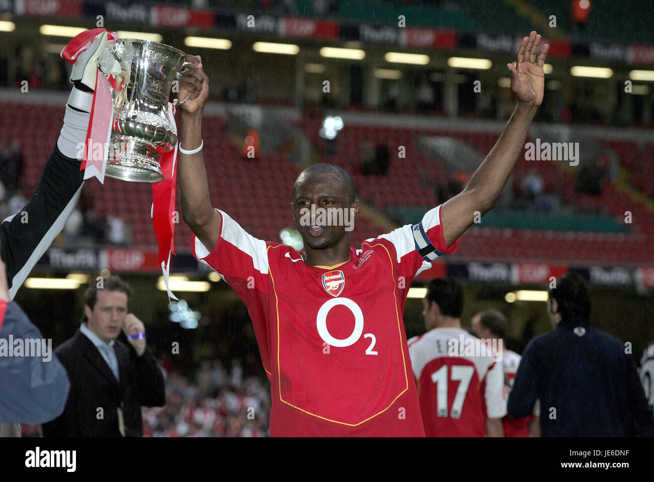 PATRICK VIEIRA WITH F.A. CUP ARSENAL V MANCHESTER UNITED MILLENNIUM STADIUM CARDIFF WALES 21 May 2005 Stock Photo