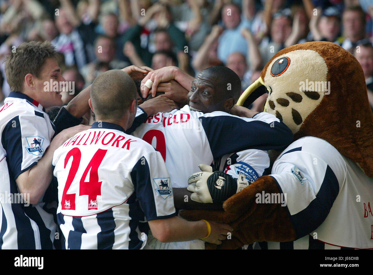 GEOFF HORSFIELD & TEAMMATES WEST BROM V PORTSMOUTH THE HAWTHORNS WEST BROMWICH ENGLAND 15 May 2005 Stock Photo