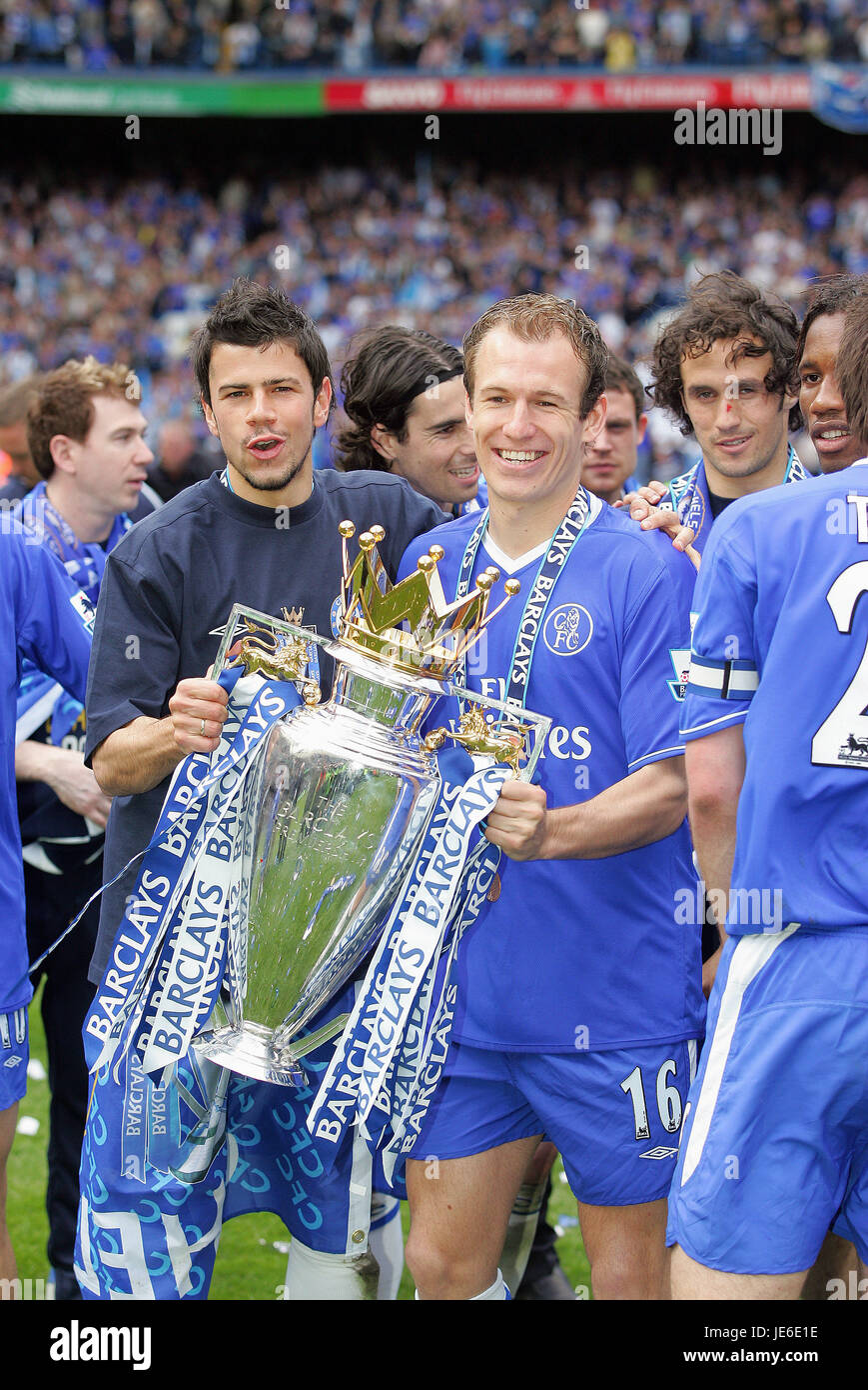 ARJEN ROBBEN & MATEJA KEZMAN CHELSEA CHAMPIONS 2004-2005 STAMFORD BRIDGE CHELSEA LONDON ENGLAND 07 May 2005 Stock Photo