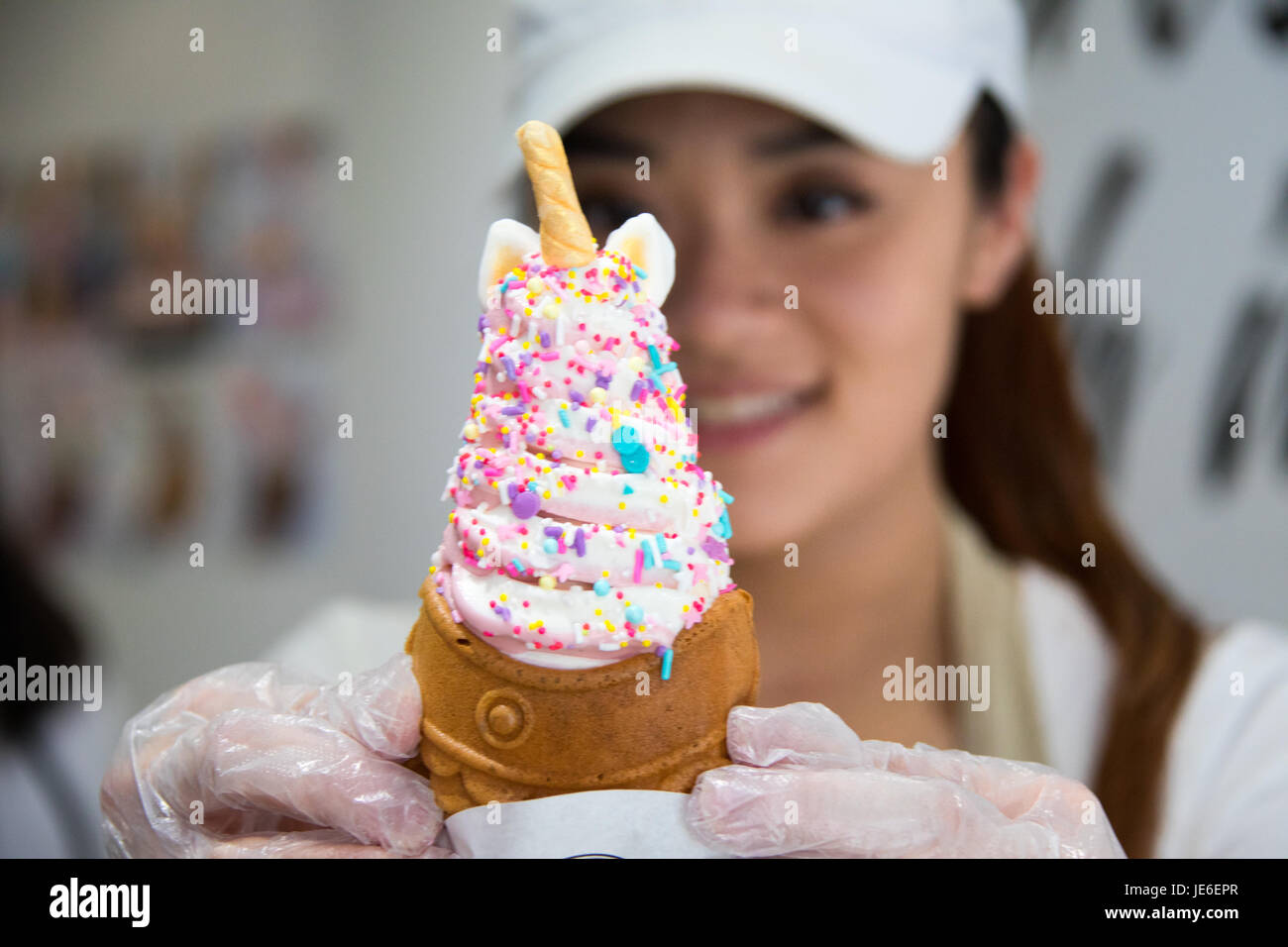 Premium Vector  Taiyaki japanese fish cake with bean filling classic  street vendor snack in japan