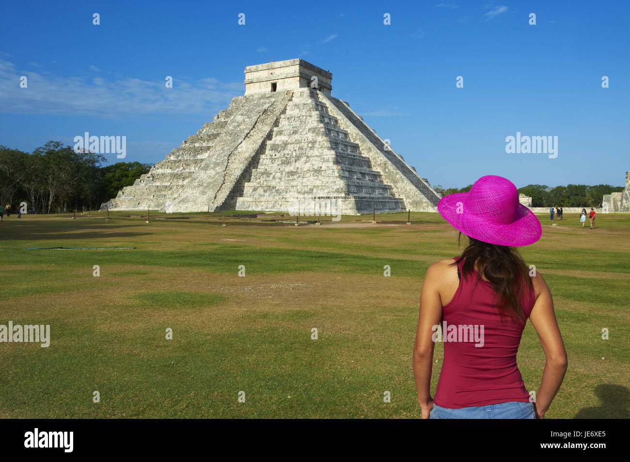 mexico-yucatan-chichen-itza-ruin-town-un