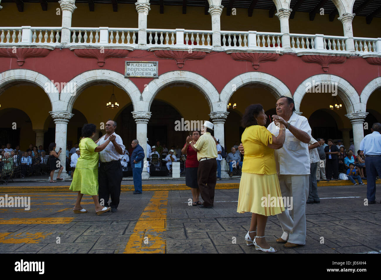 Mexico, Yucatan, Merida, capital, space of the independence, city hall, Palacio Municipal, dance couples, Stock Photo