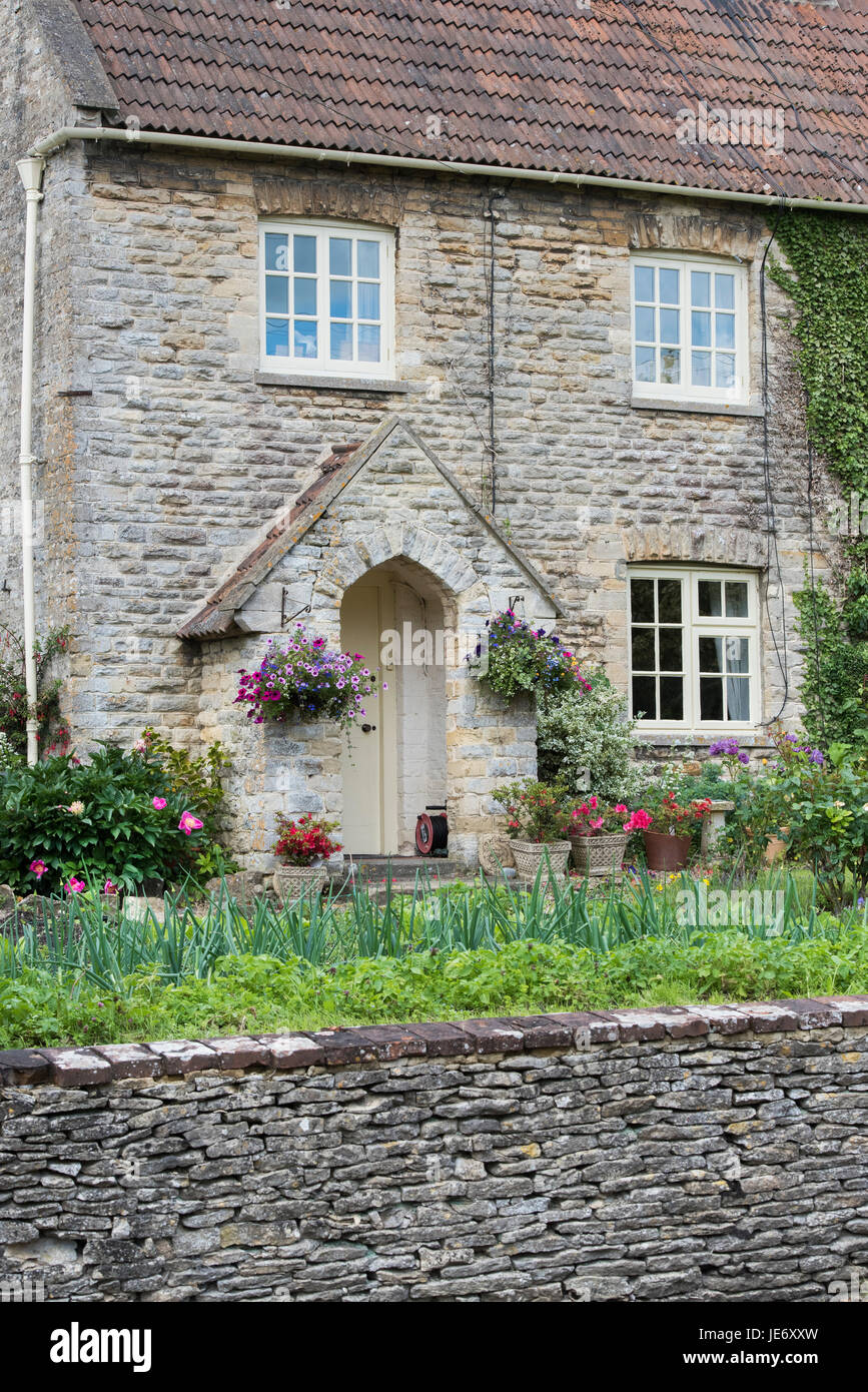 Hanging baskets garden hires stock photography and images Alamy