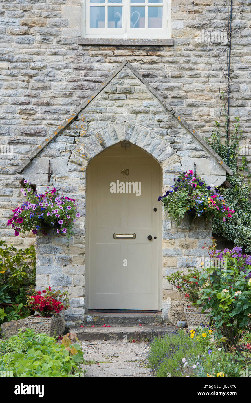 Hanging baskets garden hires stock photography and images Alamy
