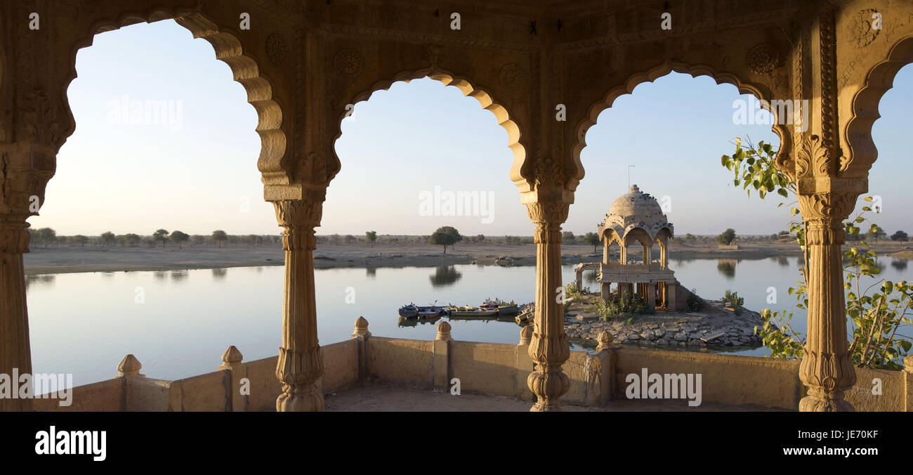 India, Rajasthan, Jaisalmer, Gadi Sagar See, view from a pavilion on the water, Stock Photo
