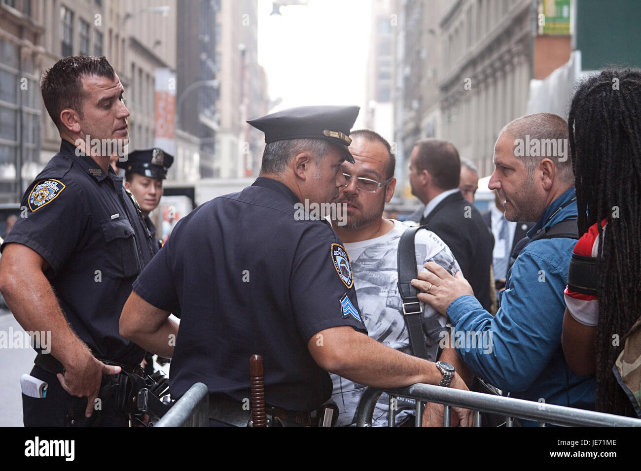 New york police officers hi-res stock photography and images - Alamy