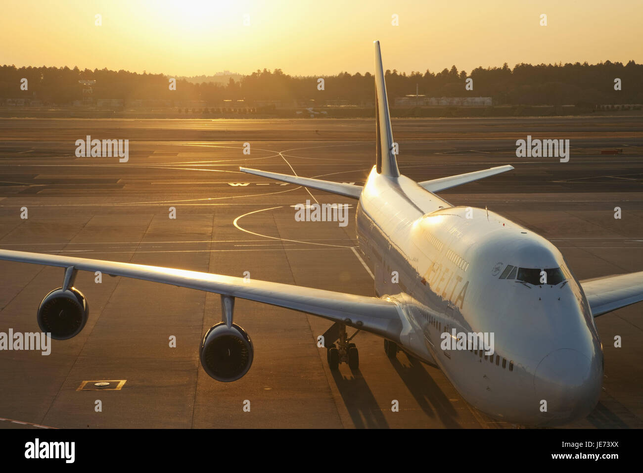Japan, Tokyo, Narita Internationally airport, landing field, airplane, evening light, airport, outside, travel, journey by air, vacation, evening tuning, evening, nobody, arrival, takeoff, Stock Photo