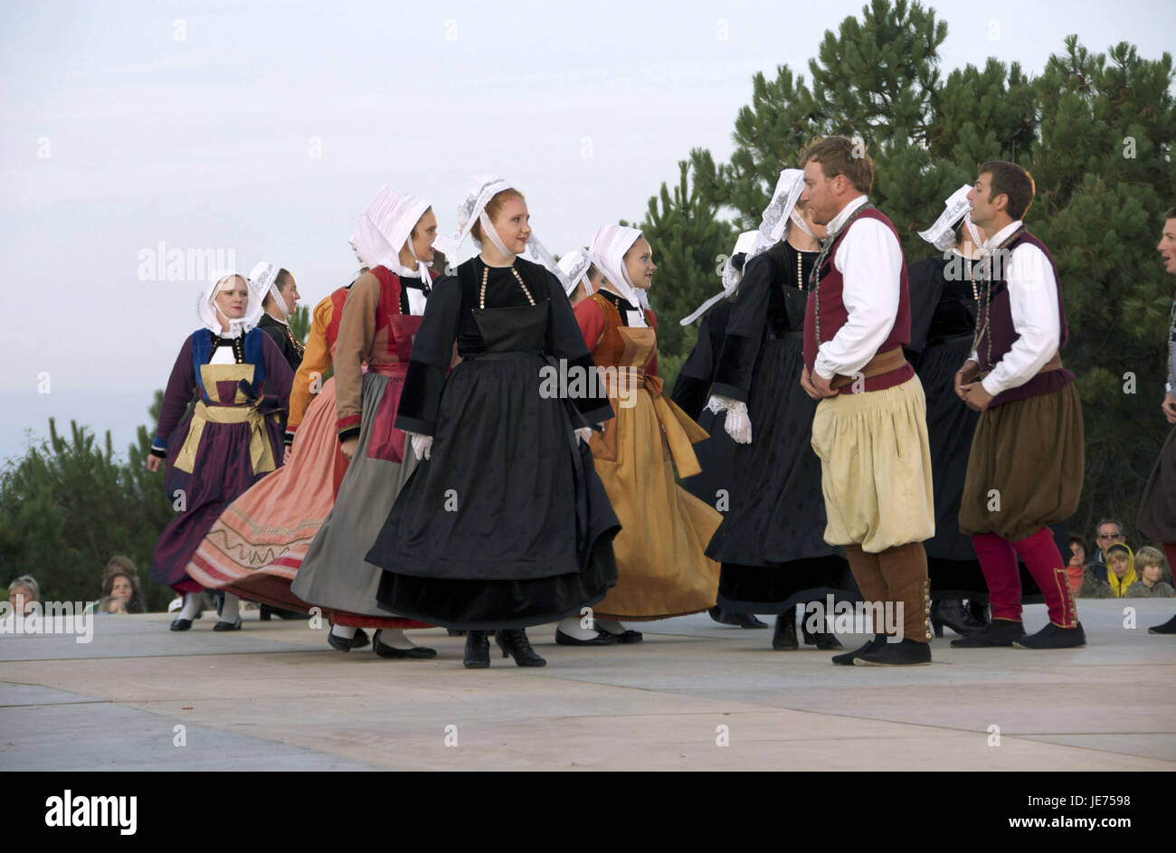 Europe, France, Brittany, Finistere, Cap Sizun, Kastel Koz, folklore festival, dance group, Stock Photo