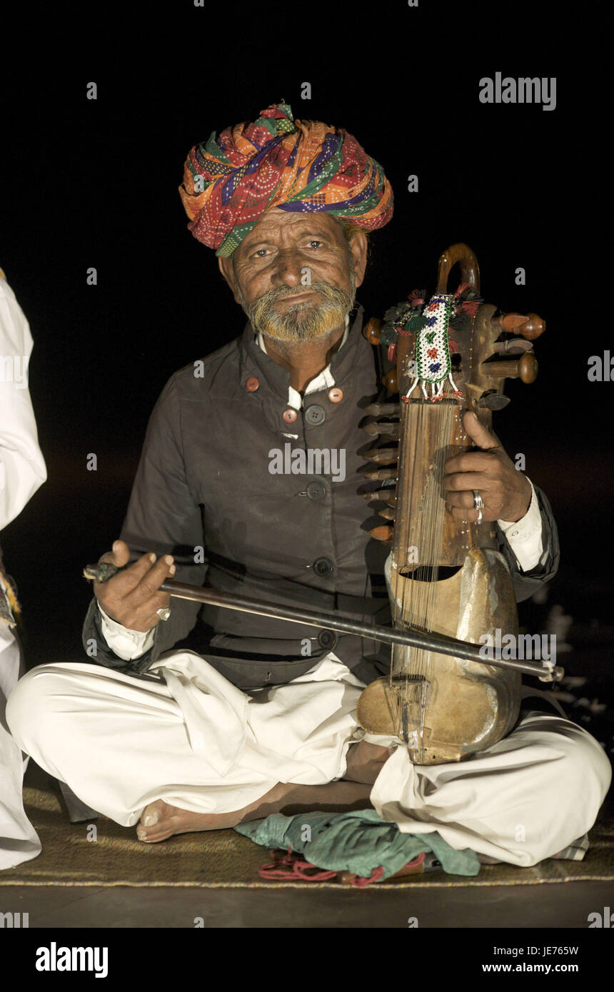 Stringed instrument hires stock photography and images Alamy
