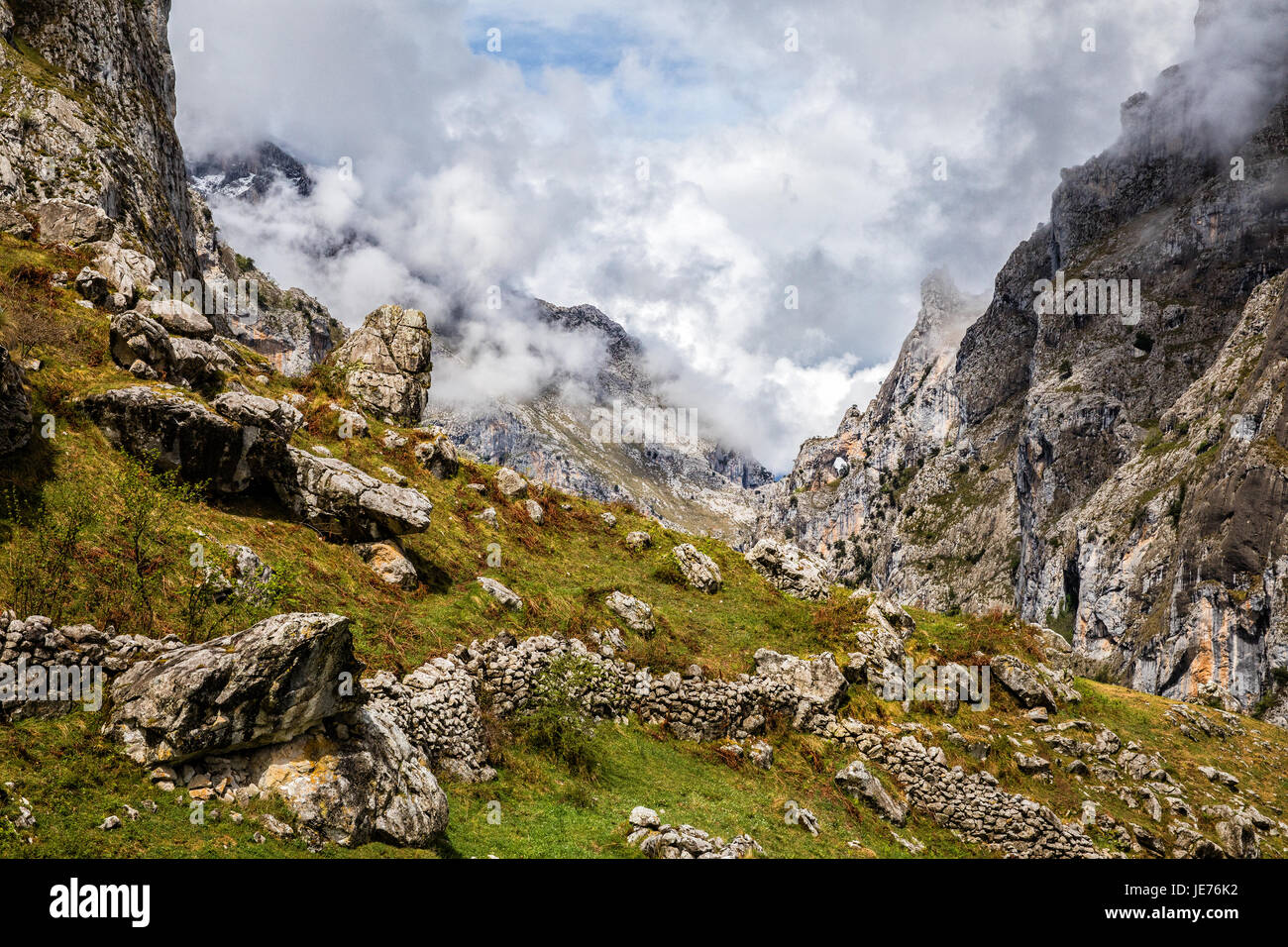 Steep descent hi-res stock photography and images - Alamy