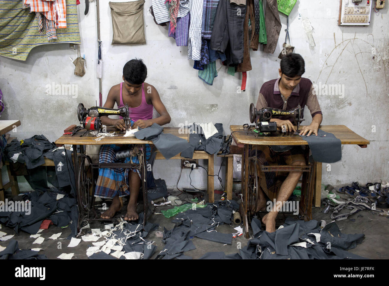 Boys working in dhaka bangladesh hi-res stock photography and images - Alamy