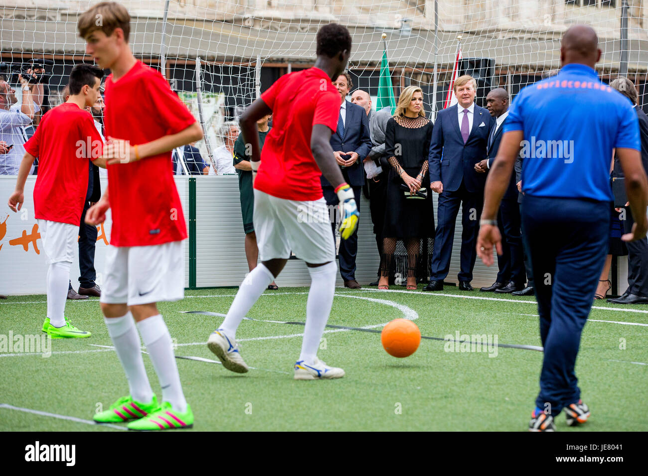 Milan, Italy. 22nd June, 2017. King Willem-Alexander and Queen Maxima of The Netherlands attend a soccer clinic with dutch former players Clarence Seedor, Aaron Winter, Pierre van Hooijdonk and Edgar Davids at the Piazette Reale in Milan, Italy, 22 June 2017. The King and Queen of the Netherlands are in Italy for an 4 day state visit. Photo: Patrick van Katwijk Netherlands OUT/Point de Vue OUT - NO WIRE SERVICE - Photo: Patrick van Katwijk/Dutch Photo Press/dpa/Alamy Live News Stock Photo