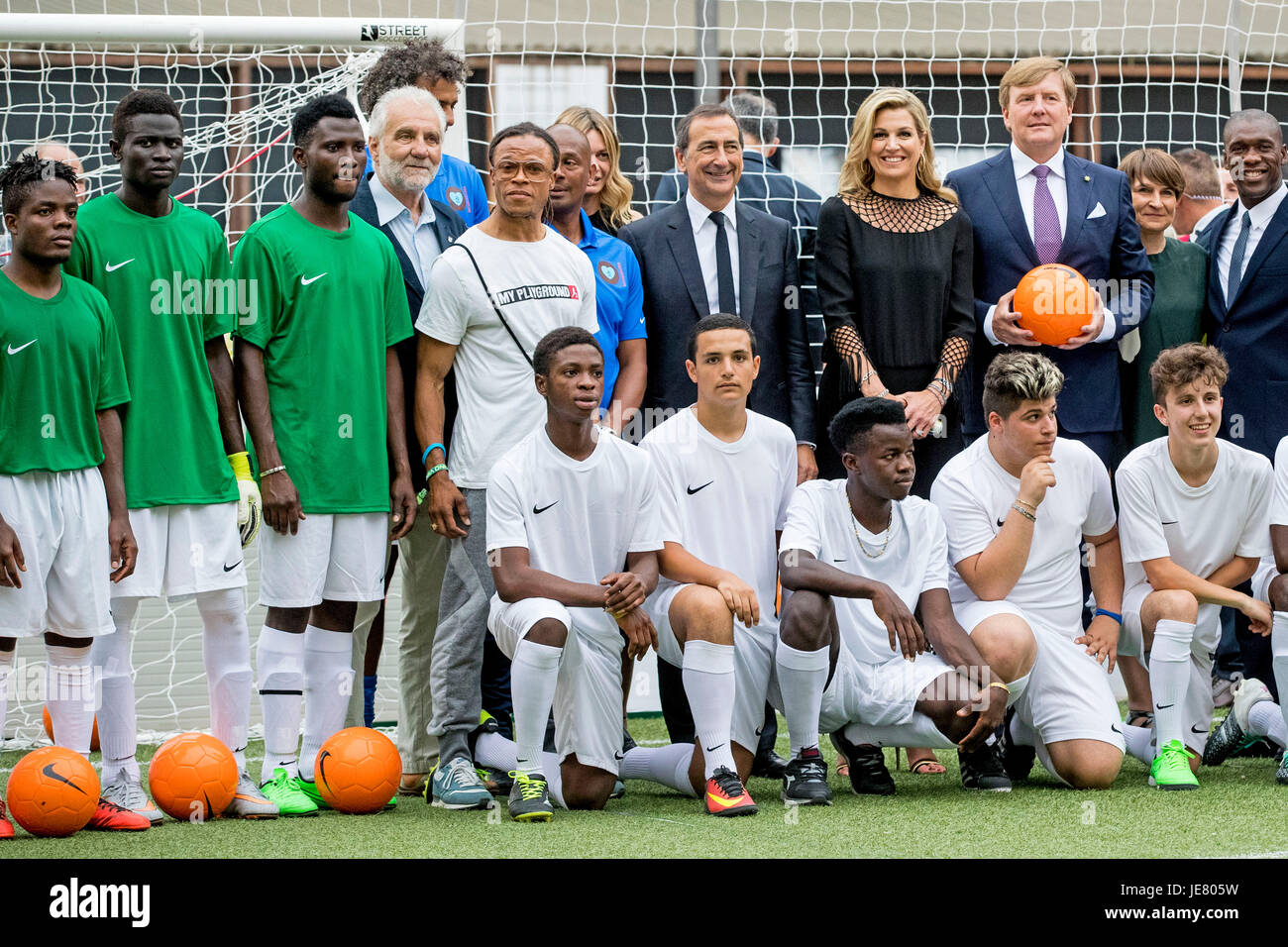 Milan, Italy. 22nd June, 2017. King Willem-Alexander and Queen Maxima of The Netherlands attend a soccer clinic with dutch former players Clarence Seedor, Aaron Winter, Pierre van Hooijdonk and Edgar Davids at the Piazette Reale in Milan, Italy, 22 June 2017. The King and Queen of the Netherlands are in Italy for an 4 day state visit. Photo: Patrick van Katwijk Netherlands OUT/Point de Vue OUT - NO WIRE SERVICE - Photo: Patrick van Katwijk/Dutch Photo Press/dpa/Alamy Live News Stock Photo