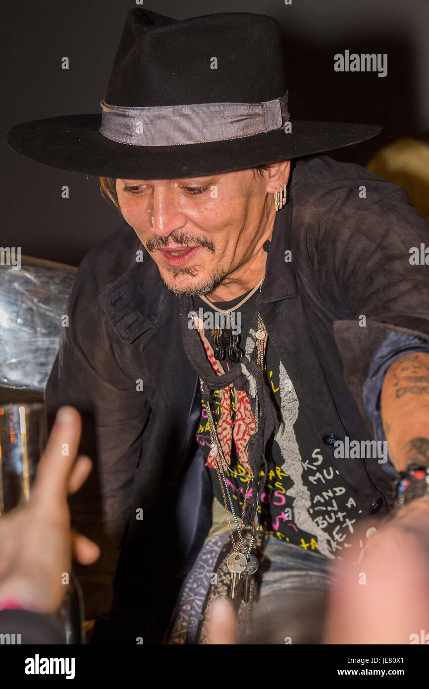 Glastonbury, Somerset, UK. 22nd June, 2017. Meeting fans. Johnny Depp