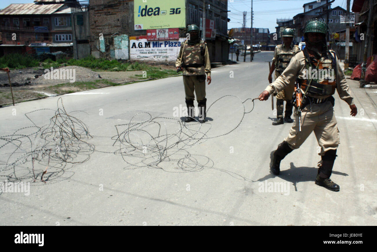 Srinagar, Kashmir. 23rd June, 2017. Indian paramilitary forces pushes the concentina razor wire to  closed the  road. during a curfew like restriction.in some parts of srinagar. Deputy SP Mohammed Ayub Pandith of Security beaten to death by mob.He was allegedly clicking pictures of people while they were coming out of the mosque. They said people tried to catch Pandit who allegedly fired several shots from his pistol, injuring three persons.on the eve of Muslims across Kashmir are observing Shab-e-Qadr (the night). Credit: sofi suhail/Alamy Live News Stock Photo