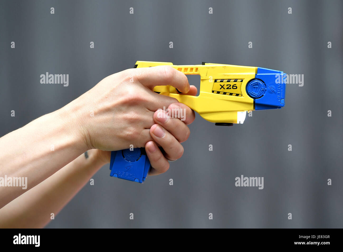 Taser training hires stock photography and images Alamy
