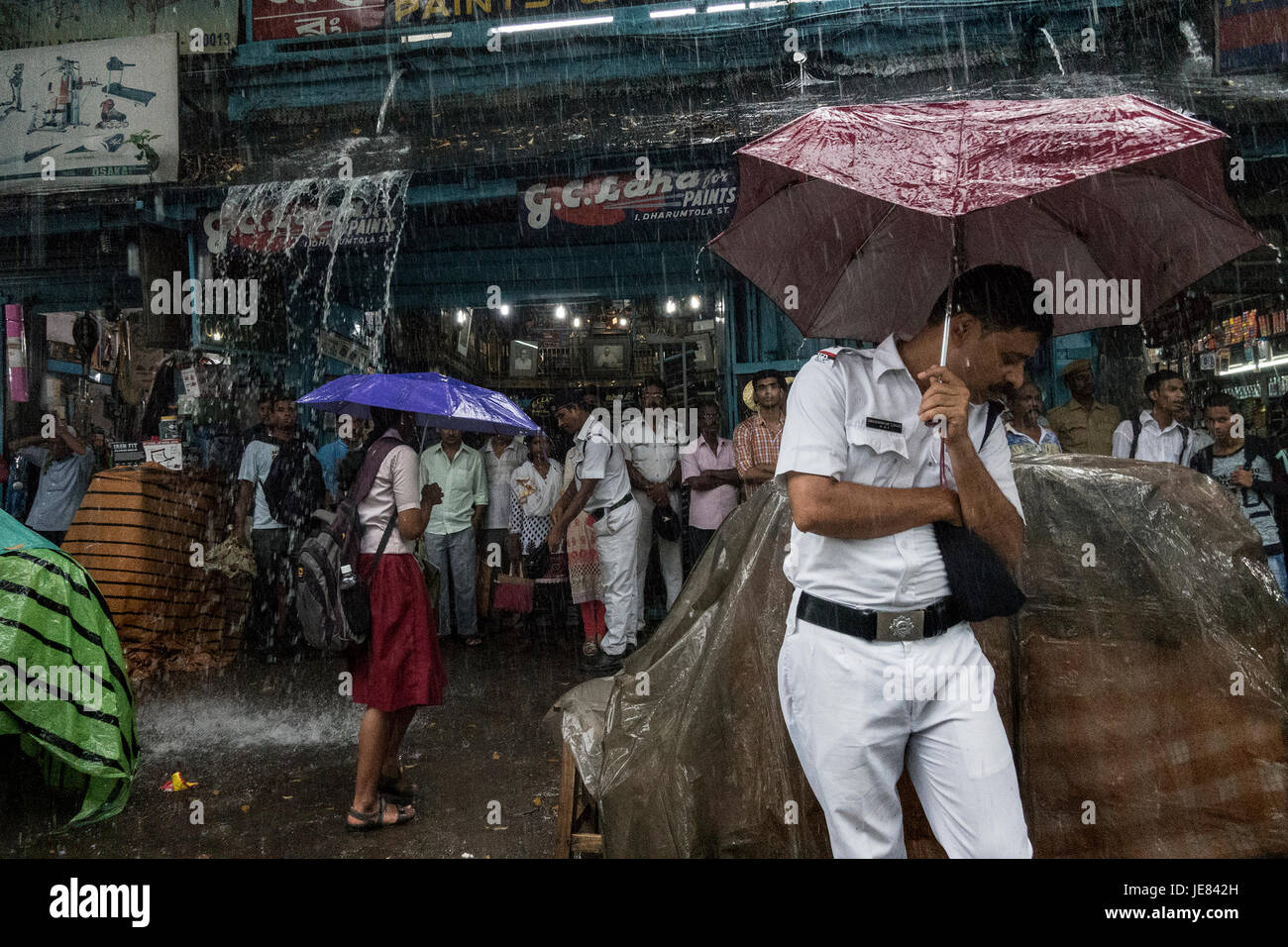 (170623) KOLKATA, June 23, 2017 (Xinhua) People take shelter