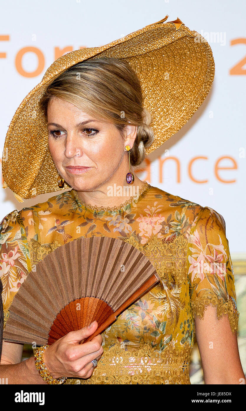 Milan, Italy. 23rd June, 2017. Queen Maxima of The Netherlands visits Galleria Rossanna Orlandi in Milan, Italy, 23 June 2017. In the Galleria the King and Queen get information about the Milan Design week and its role for Dutch design. The King and Queen of the Netherlands are in Italy for an 4 day state visit. - NO WIRE SERVICE - Photo: Albert Nieboer/RoyalPress/dpa/Alamy Live News Stock Photo