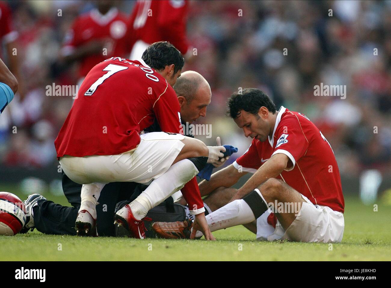 RYAN GIGGS GETS TREATED MANCHESTER UNITED V SPURS OLD TRAFFORD MANCHESTER ENGLAND 09 September 2006 Stock Photo