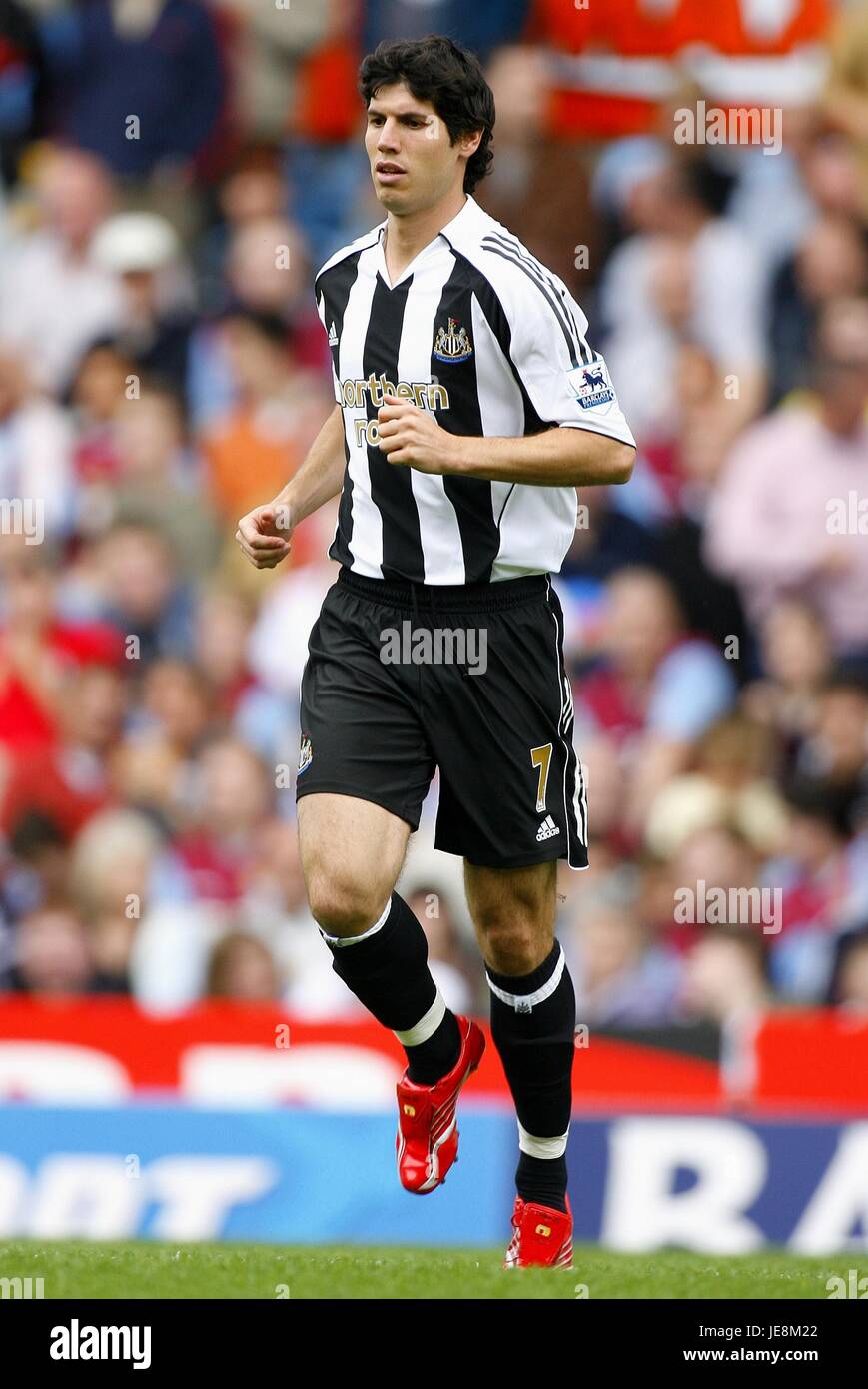 anunciar perfil estéreo ALBERT LUQUE NEWCASTLE UNITED FC VILLA PARK ASTON BIRMINGAM ENGLAND 27  August 2006 Stock Photo - Alamy