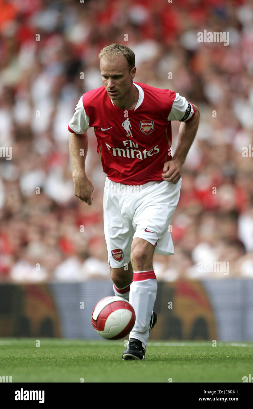 DENNIS BERGKAMP ARSENAL FC ASHBURTON GROVE STADIUM LONDON DENNIS BERGKAMP ARSENAL FC ASHBURTON GROVE STADIUM LONDON