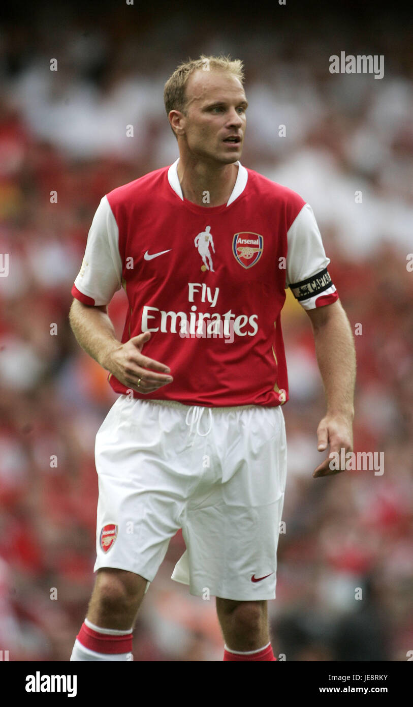DENNIS BERGKAMP ARSENAL FC ASHBURTON GROVE STADIUM LONDON ENGLAND 22 ...