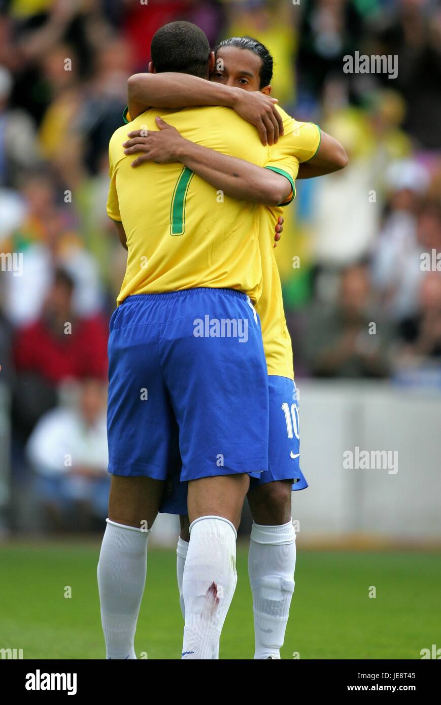 BRAZIL TEAM GROUP 2005.RONALDINHO + ADRIANO + GILBERTO SILVA +